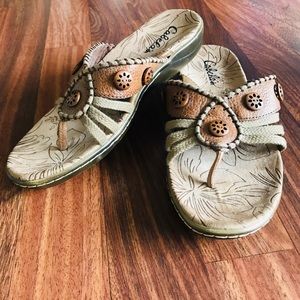 CABELA'S leather flip flop sandals comfort sole